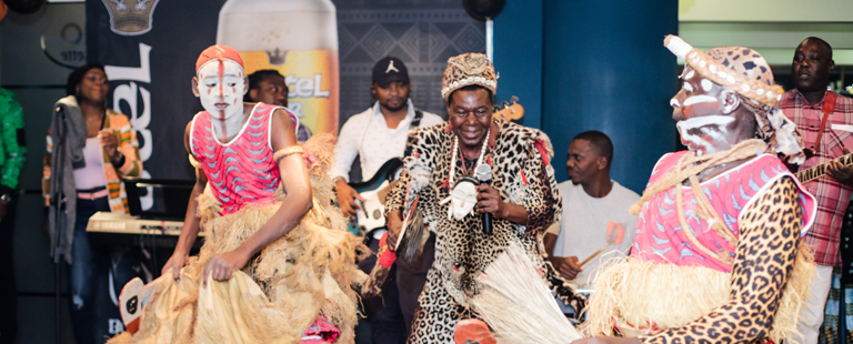 VICKOS EKONDO ENFLAMME LE CASINO AVEC CASTEL BEER